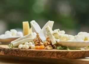 Медики рассказали, кому нельзя есть сыр