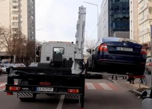 В Киеве заработали эвакуаторы, которые забирают авто за одну минуту (видео)