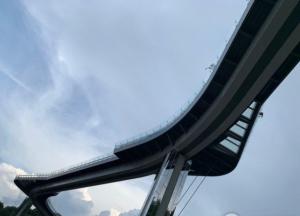 В Киеве вновь разгромили новый стеклянный мост: власти придумали решение