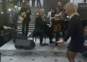 В сети высмеяли танцы Захаровой на корпоративе (видео)