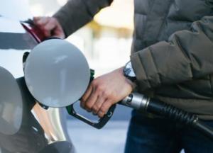 Кабмин снизил торговую наценку на бензин и дизель