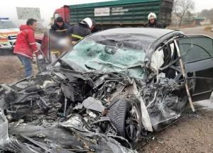 ​В Запорожской области легковушка столкнулась с грузовиком, есть погибшие