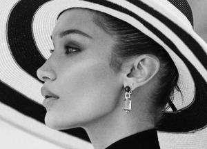 "Это выглядят печально": супермодель разгневала поклонников фотошопом ягодиц (фото)