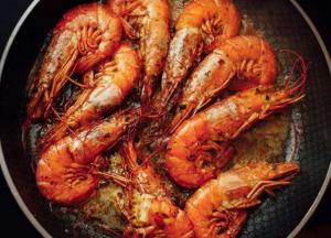 Медики рассказали, кому нельзя есть креветки