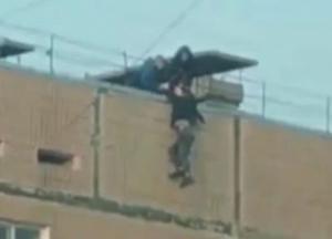 В Запорожье несовершеннолетняя девушка пыталась броситься с крыши многоэтажки (видео)