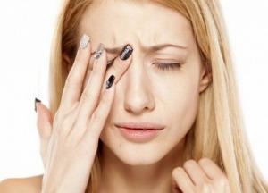 Неврологи назвали причины дергающегося глаза