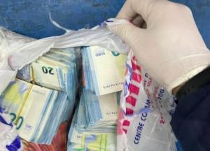 На границе с Румынией задержали мужчину, пытавшегося в иномарке провезти валюты на более чем 1,3 млн гривен