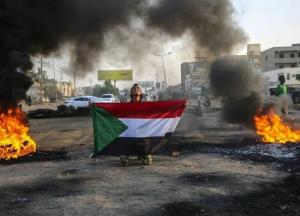 У Судані під час спроби держперевороту загорівся український літак, захоплено склад зі зброєю (відео)