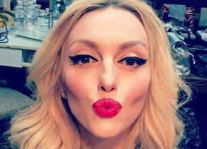 "Люблю тебя еще сильнее": Оля Полякова засветилась в компании молодого красавца (фото)