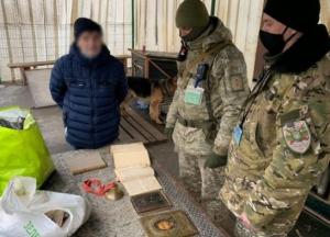 Контрабандиста поймали при попытке вывезти старинные книги и иконы в ОРЛО