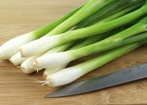 Эксперт посоветовал употреблять зеленый лук