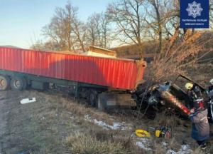 На Киевщине столкнулись фура и легковушка: есть погибший (фото)