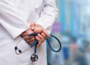 Врач института Шалимова отделался штрафом за крупную взятку