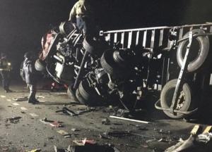 На Черниговщине столкнулись две фуры, водители погибли (фото)