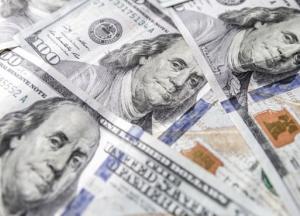 В США мужчина ограбил банк и разбросал деньги на улице
