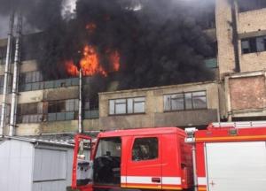 В Черновцах произошел масштабный пожар на фабрике (видео)
