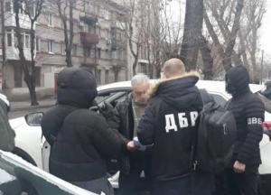 Сотрудницу полиции и адвоката задержали на взятке $5500 (фото)