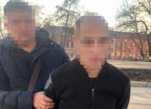 В Запорожье парень с кухонным ножом ограбил кредитный киоск (фото)