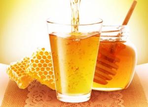 Медики объяснили, зачем долгожители пьют воду с медом натощак