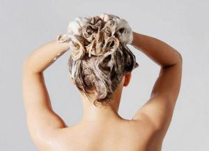  Медики рассказали, почему опасно мыть волосы перед сном