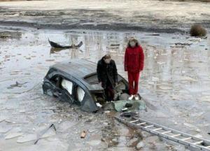 Под Полтавой пьяный водитель на скорости "нырнул" в озеро