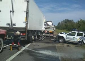 Под Киевом водитель фуры въехал в патрульную машину и в прицеп еще одного грузовика