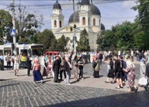 Прихильники московської церкви влаштували справжній погром на території Чернівецького храму (відео)