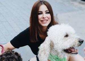 Уехала отдыхать и загорать: Ани Лорак показала стройные ноги в авто (фото)