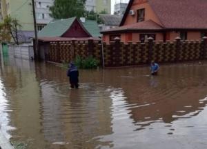 Оторванный асфальт и затопленный роддом: Ровно превратился в озеро из-за сильного ливня (фото, видео)