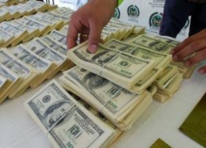 Украинцы сдают валюту активнее, чем покупают