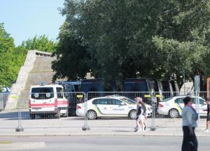 На съемках голливудского режиссера заметили украинские машины "скорой" и полиции (фото)