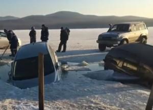 В России 30 машин рыбаков «ушли» под лед (видео)