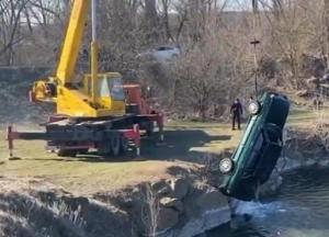 На Черкасчине отец и сын утонули в карьере в авто (видео)