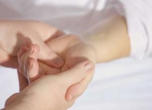 Онколог назвал симптом, требующий срочного обращения к врачу