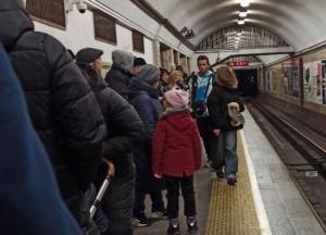 До "Хрещатика", а далі - на мітлі: у метро Києва склалась небезпечна ситуація через тривогу (відео)