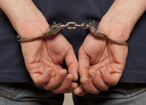 В Киеве мужчина разгромил магазин и избил охранника