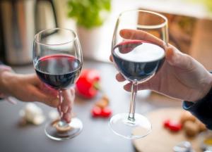 Вино помогает держать мозг "в тонусе" - ученые