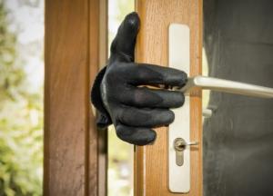 Девочка заперла вора в квартире и ушла в школу