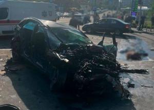 Пункт призначення по-київськи: у ДТП людині відірвало голову, а тіло іншої повисло на паркані (відео)