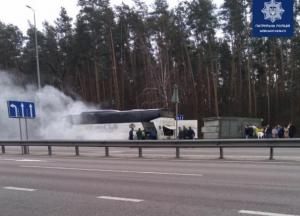 На въезде в Киев загорелся автобус с пассажирами