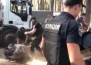 В Киеве произошла массовая драка местных жителей с полицейскими