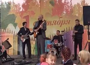 Рюмка водки на столе: российских школьников поздравляли песнями Лепса 