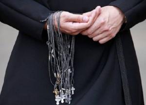 В Киеве мужчина в рясе, собиравший деньги "на храм", напал на женщину (видео)