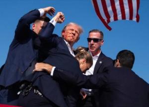 У Трампа під час виступу в Пенсильванії випустили 9 куль, він поранений: відео моменту