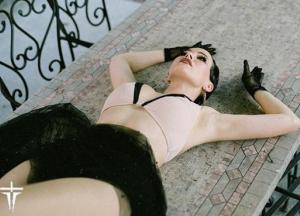 Даша Астафьева позировала топлесс в чулках (фото)