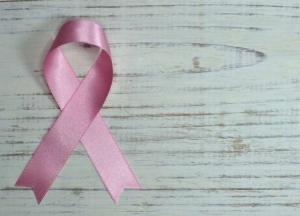 Онкологи назвали 7 признаков рака молочной железы 