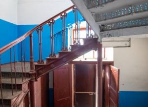 В Киеве после замечания о шуме строитель спустил пожилую женщину с лестницы дома