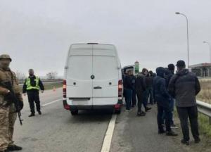 На подъездах в Харьков задержали автобусы с "титушками"