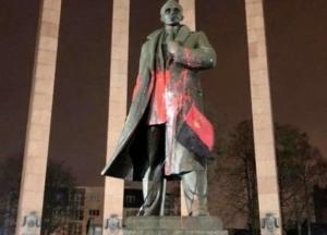 Во Львове осквернили памятник Бандере (фото)