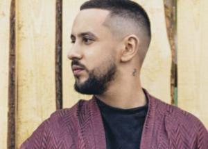 Дима Монатик припал к ногам жены на публике (фото)